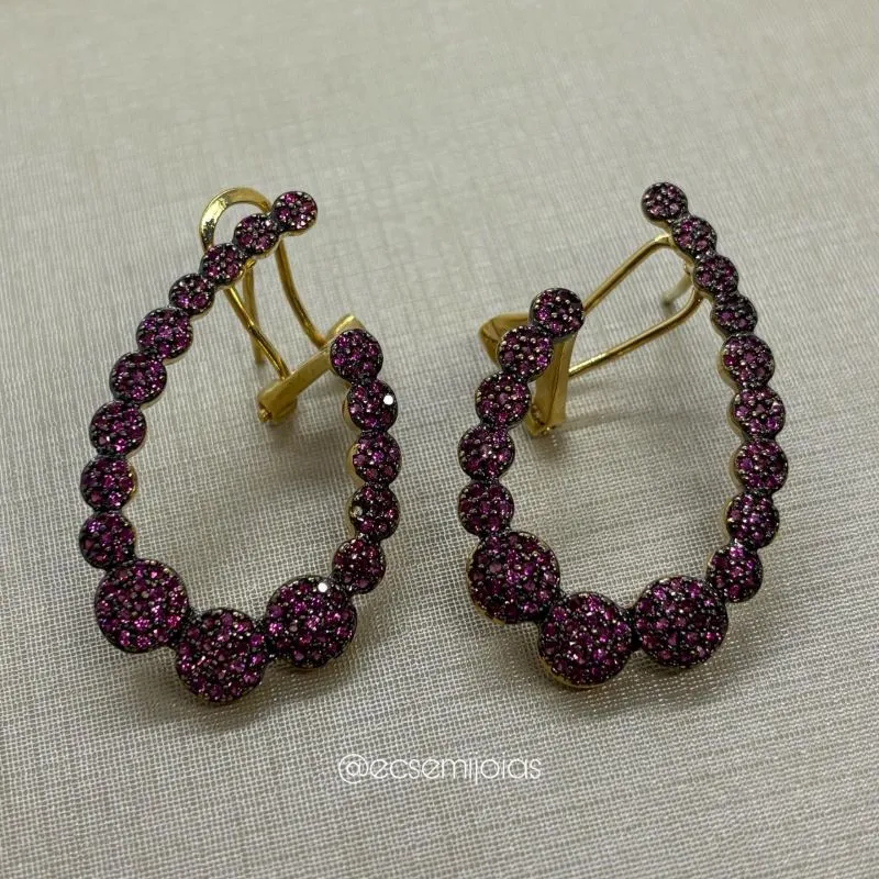 Brinco espiral com aro de partes redondas cravejadas - banhado a ouro 18k