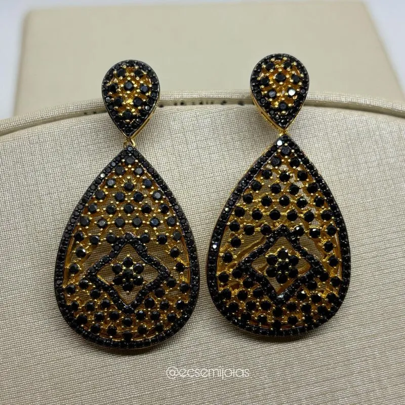 Brinco gota vazado cravejado - banhado a ouro 18k