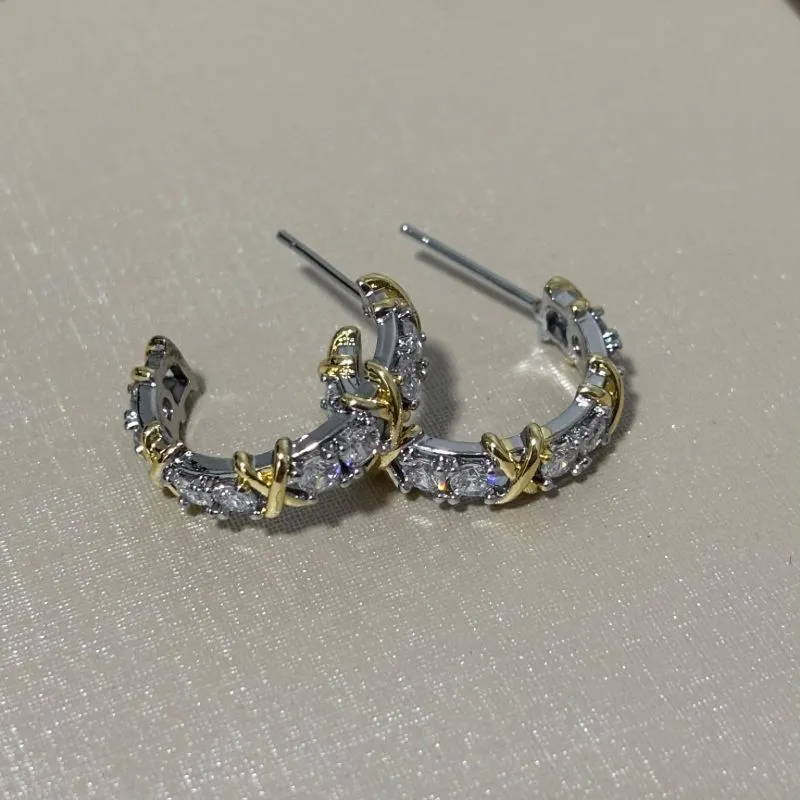 Brinco meia argola com X intercalado com zircônias - banhado a ródio branco