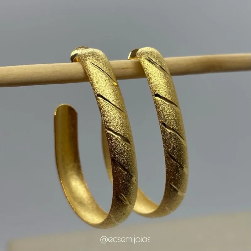 Brinco meia argola grande de chapa diamantada - banhado a ouro 18k