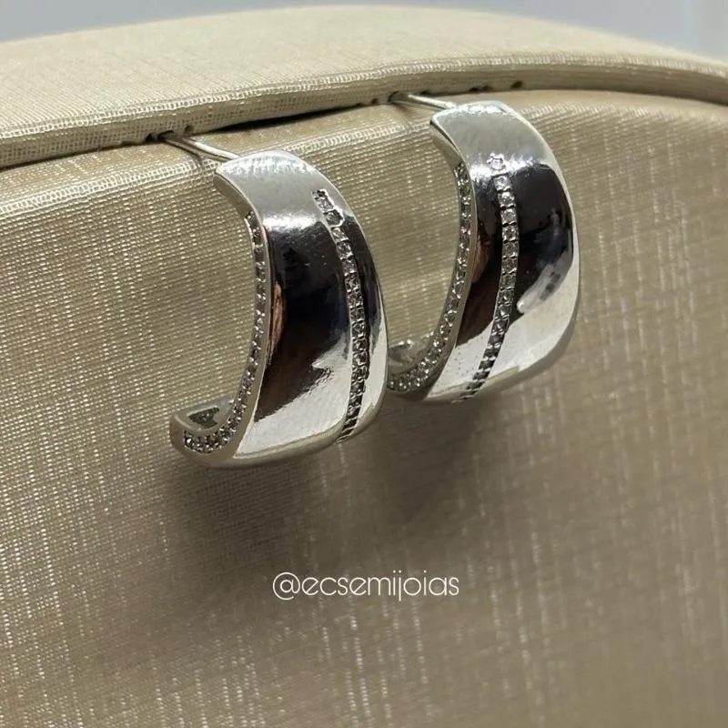 Brinco meia argola lisa com 1 fileira cravejada no meio e laterais cravejadas - banhado a ródio branco