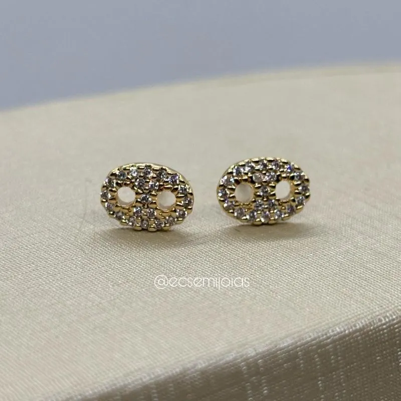 Brinco oval cravejado com 2 furos no meio - banhado a ouro 18k