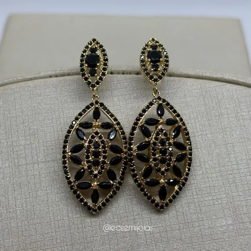 Brinco oval vazado com zircônias navetes no centro cravejado nas bordas - banhado a ouro 18k