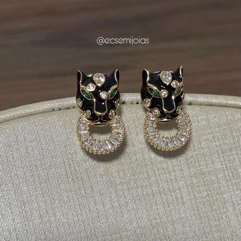 Brinco pantera esmaltada com circulo cravejado com baguetes- banhado a ouro 18k