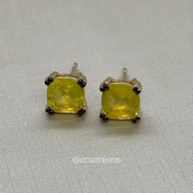 Brinco pedra quadrada 8mm com 4 garras - banhado a ouro 18k
