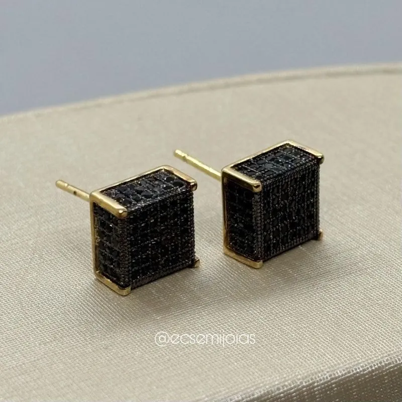 Brinco quadrado cravejado em cima e laterais - 9mm - banhado a ouro 18k