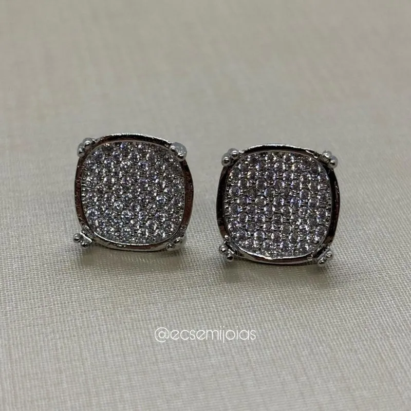 Brinco redondo cravejado abaulado - banhado a ródio branco