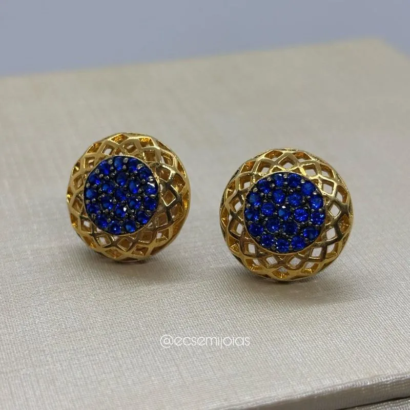 Brinco redondo cravejado no centro com bordas lisas vazadas - banhado a ouro 18k