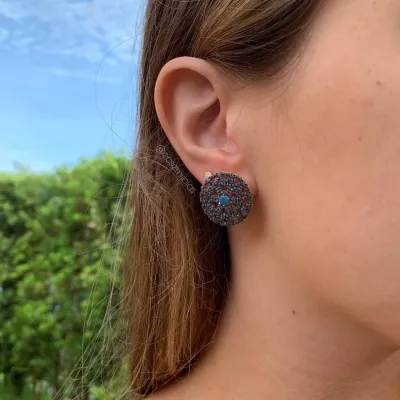 Brinco redondo flor de corações cravejados vazados - banhado a ouro 18k
