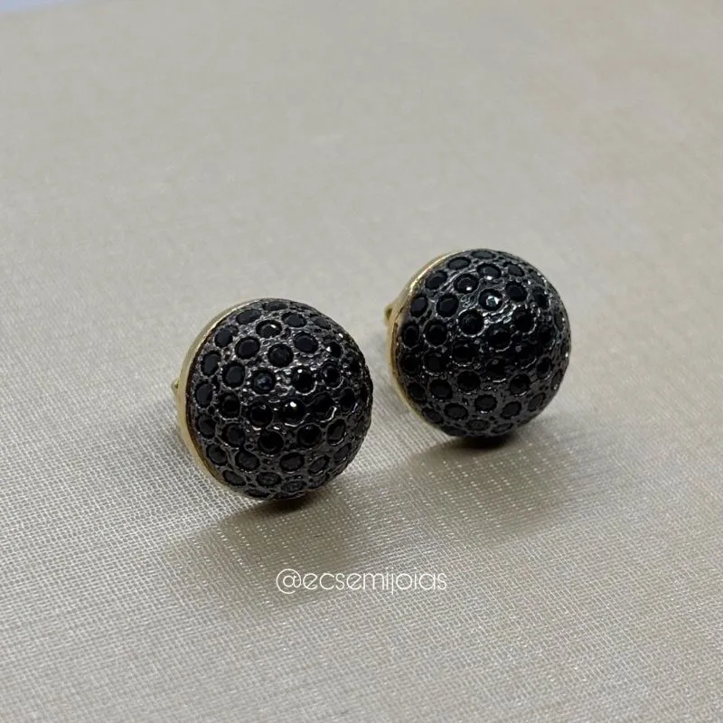 Brinco redondo/meia bola cravejada 12mm - banhado a ouro 18k