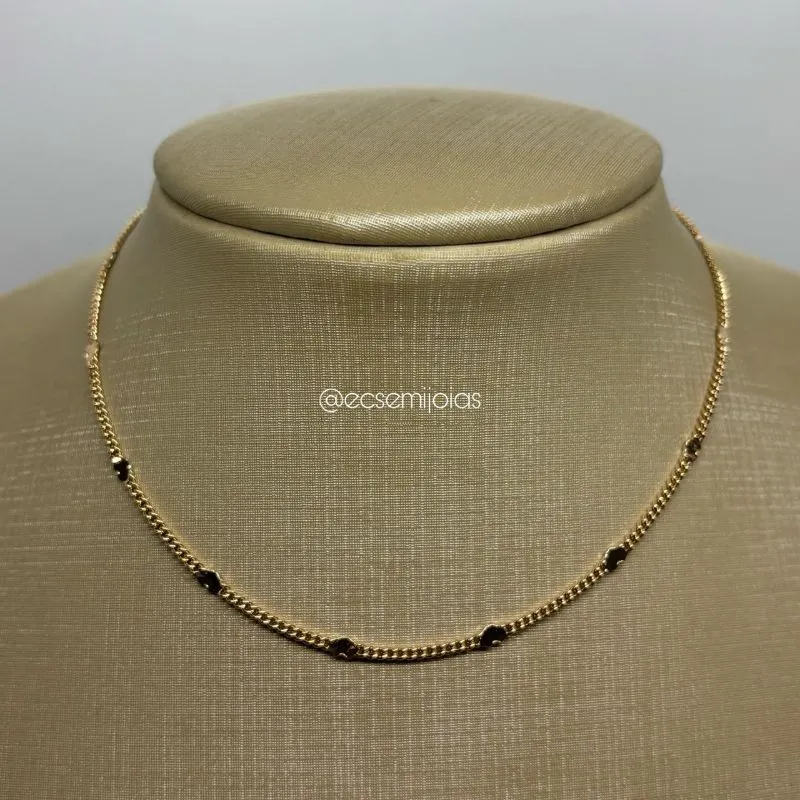 Choker elo grumet fininho com corações pequenos lisos - 32cm + extensor - banhado a ouro 18k