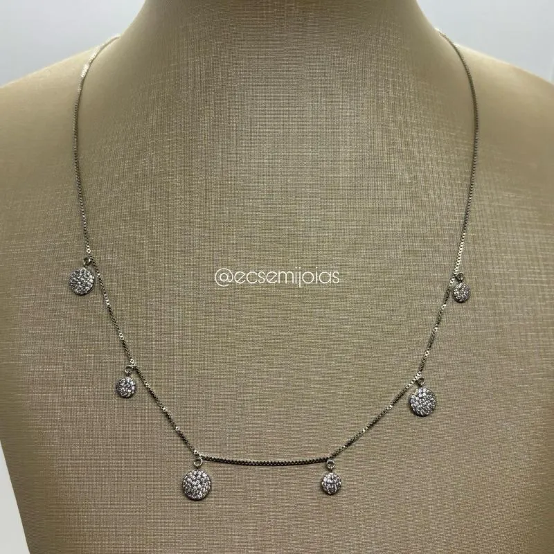 Colar com 6 moedas redondas cravejadas penduradas - 42cm + extensor - banhado a ródio branco