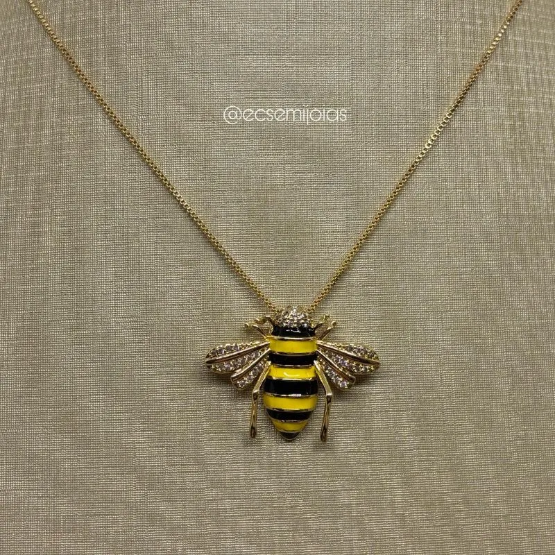Colar com pingente de abelha esmaltada com asas cravejadas - 41cm + extensor - banhado a ouro 18k