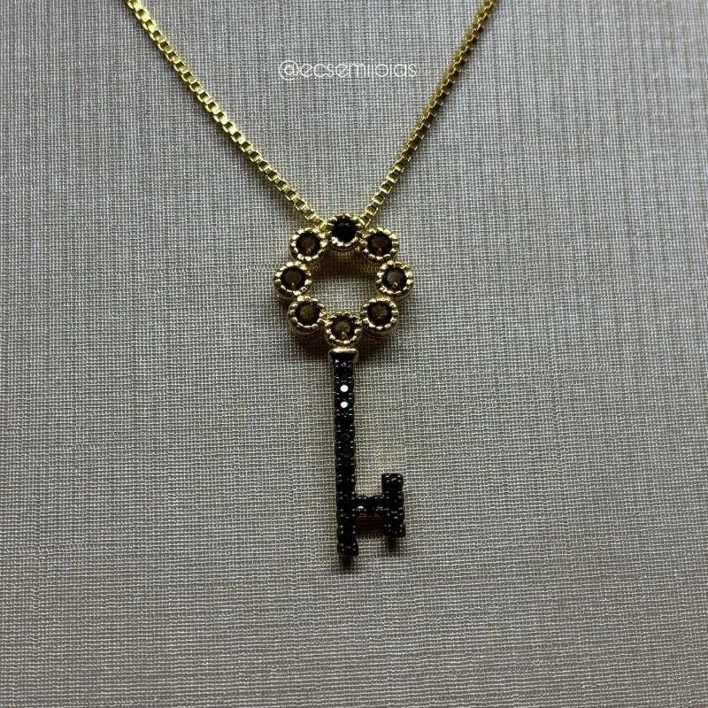 Colar com pingente de chave cravejada - 42cm + extensor - banhado a ouro 18k