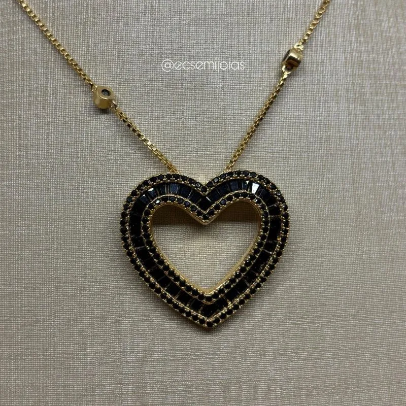 Colar com pingente de coração grande vazado com fileira de baguetes e bordas cravejadas - 80cm ajustável - banhado a ouro 18k
