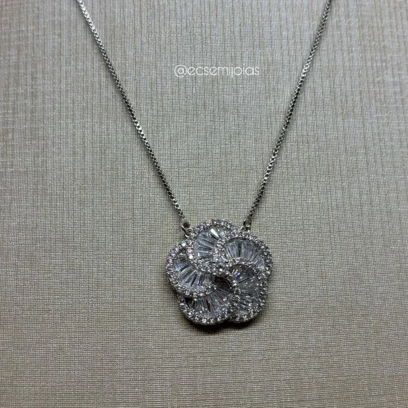 Colar com pingente de flor cravejada - 41cm + extensor - banhado a ródio branco