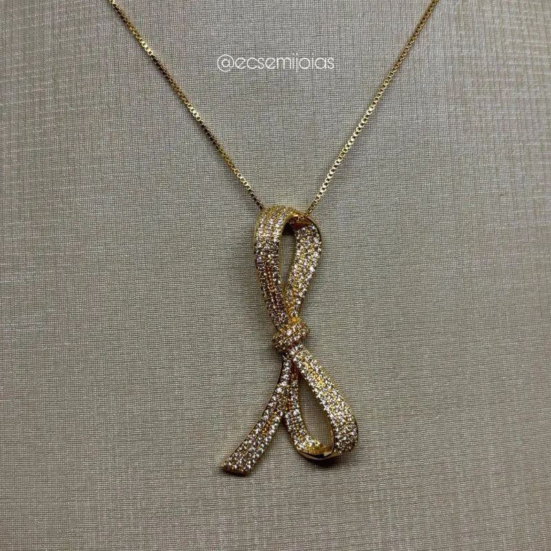 Colar com pingente de laço cravejado - 45cm + extensor - banhado a ouro 18k