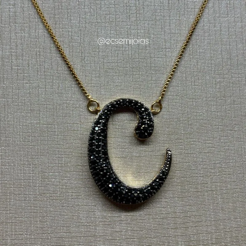 Colar com pingente de letra cravejada - 42cm + extensor - banhado a ouro 18k