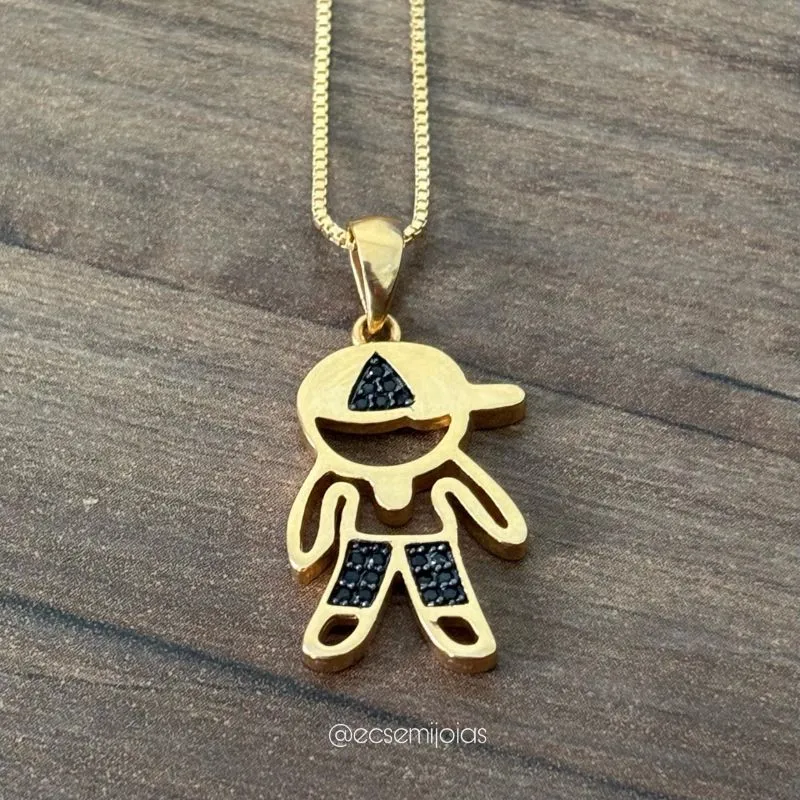 Colar com pingente de menino cravejado - 70cm - banhado a ouro 18k
