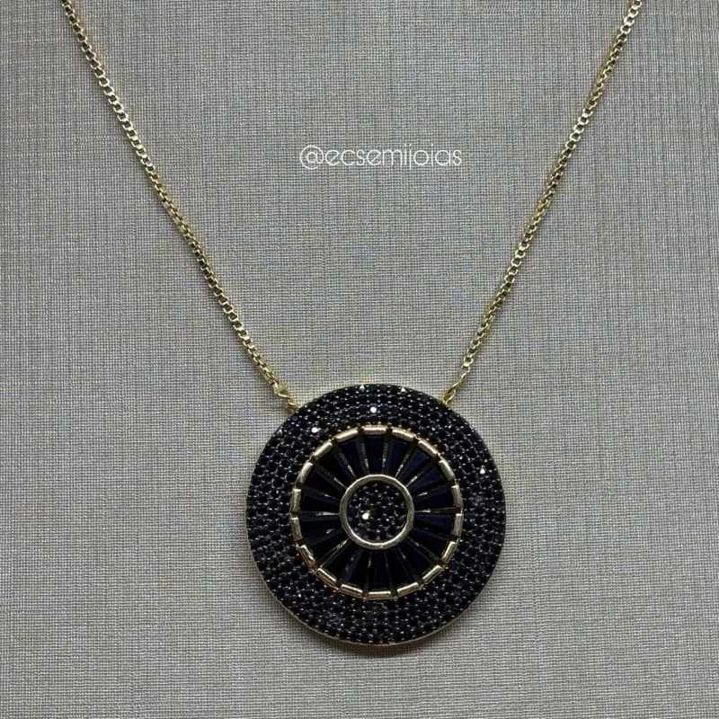 Colar com pingente mandala com fileira de baguetes cravejado nas bordas - 80cm ajustável - banhado a ouro 18k