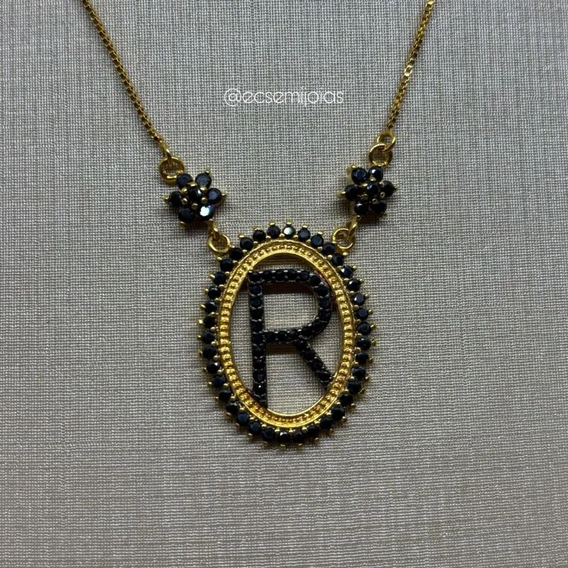 Colar com pingente oval 2,6cm de letra cravejada com borda cravejada - 41cm + extensor - banhado a ouro 18k