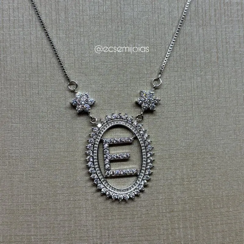 Colar com pingente oval 2,6cm de letra cravejada com borda cravejada - 41cm + extensor - banhado a ródio branco