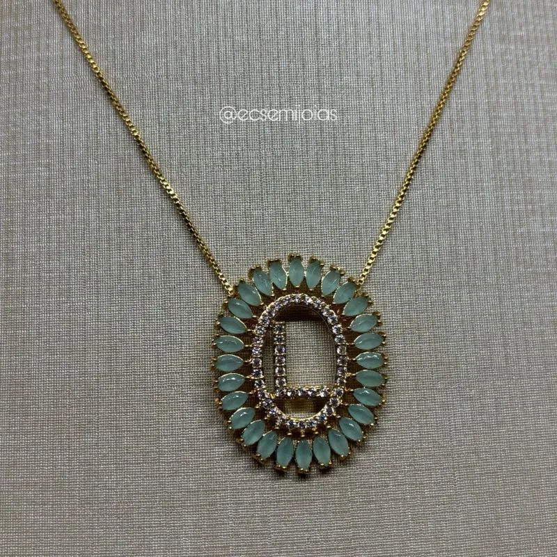 Colar com pingente oval 2,8cm de letra cravejada com bordas de navetes - 41cm + extensor - banhado a ouro 18k