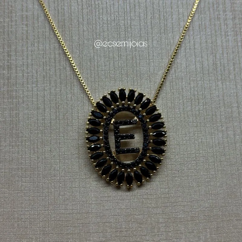 Colar com pingente oval 2,8cm de letra cravejada com bordas de navetes - 41cm + extensor - banhado a ouro 18k