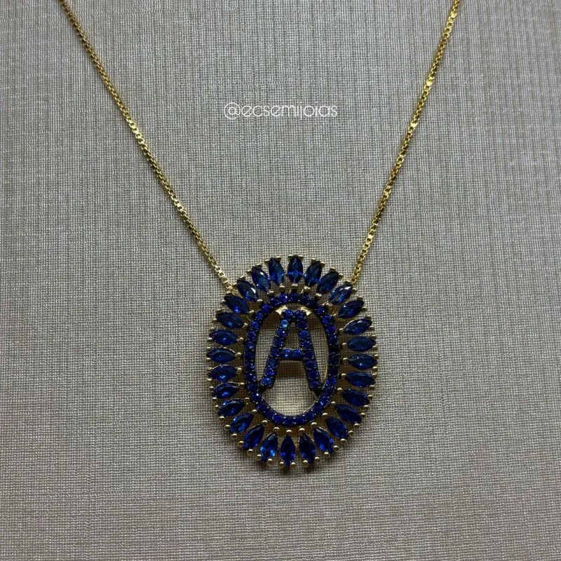Colar com pingente oval 2,8cm de letra cravejada com bordas de navetes - 41cm + extensor - banhado a ouro 18k