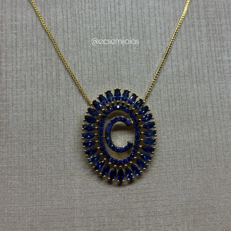 Colar com pingente oval 2,8cm de letra cravejada com bordas de navetes - 41cm + extensor - banhado a ouro 18k