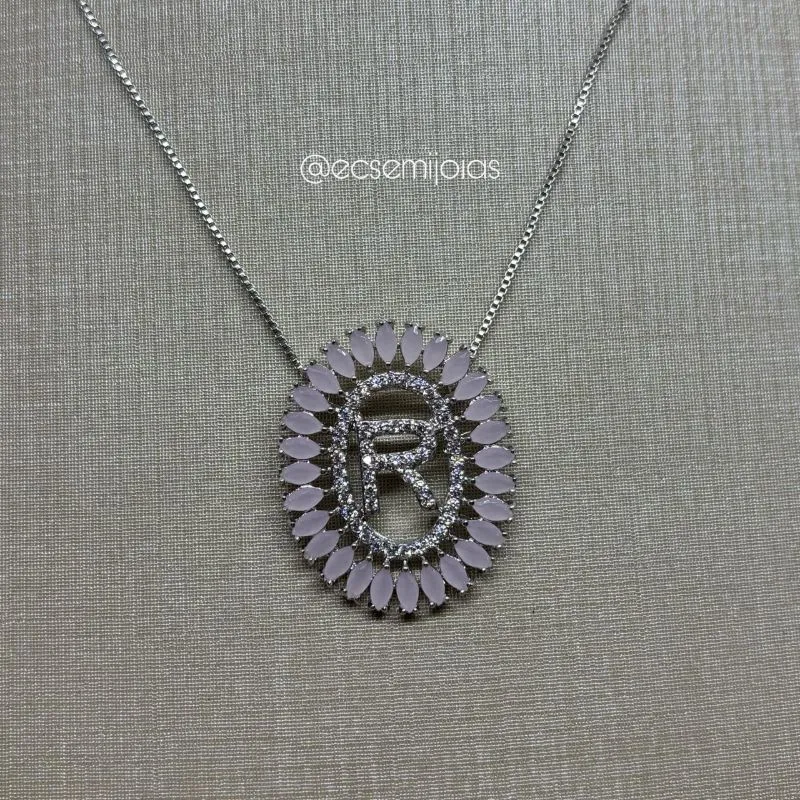 Colar com pingente oval 2,8cm de letra cravejada com bordas de navetes - 41cm + extensor - banhado a ródio branco