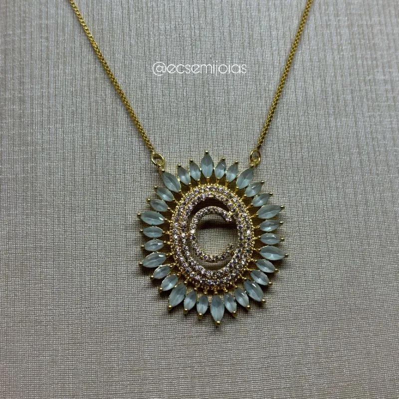 Colar com pingente oval 3,3cm de letra cravejada com bordas de navetes maiores e menores - 40cm + extensor - banhado a ouro 18k