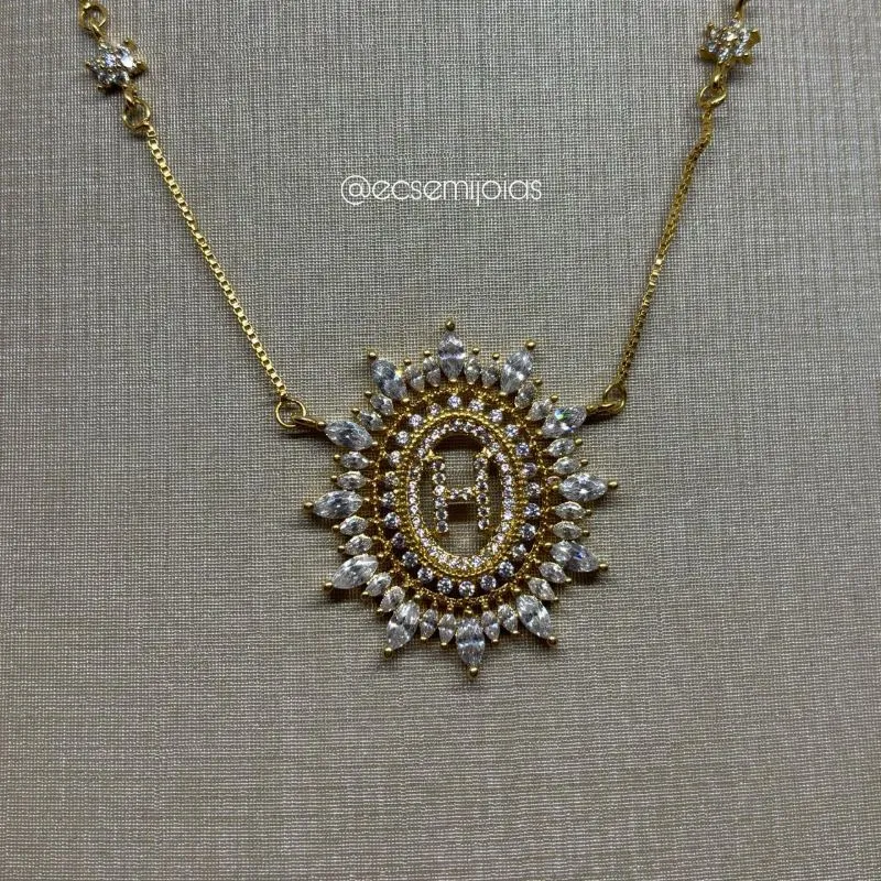 Colar com pingente oval 3,3cm de letra cravejada com bordas de navetes maiores e menores - 40cm + extensor - banhado a ouro 18k