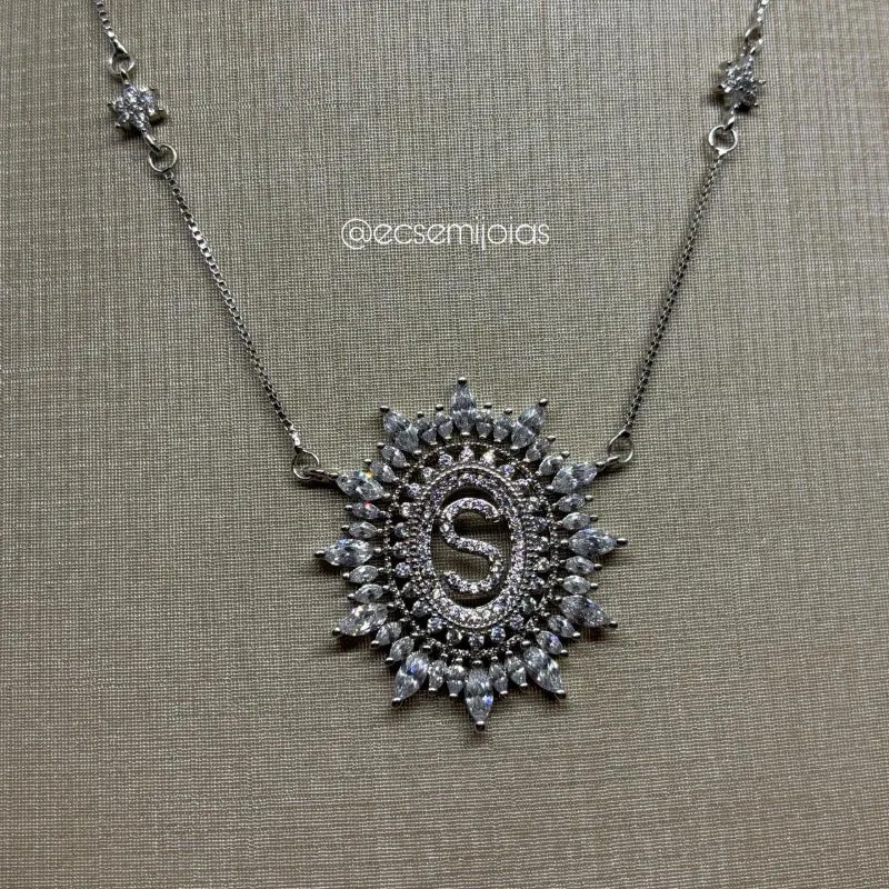 Colar com pingente oval 3,3cm de letra cravejada com bordas de navetes maiores e menores - 40cm + extensor - banhado a ródio branco