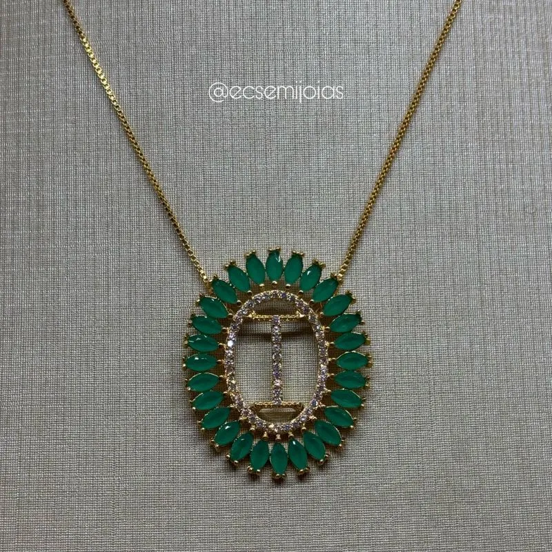 Colar com pingente oval 3,5cm de letra cravejada com bordas de navetes - 41cm + extensor - banhado a ouro 18k