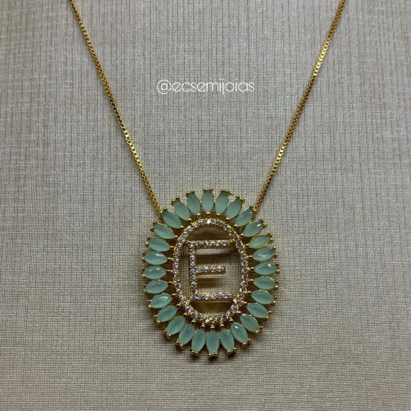 Colar com pingente oval 3,5cm de letra cravejada com bordas de navetes - 41cm + extensor - banhado a ouro 18k