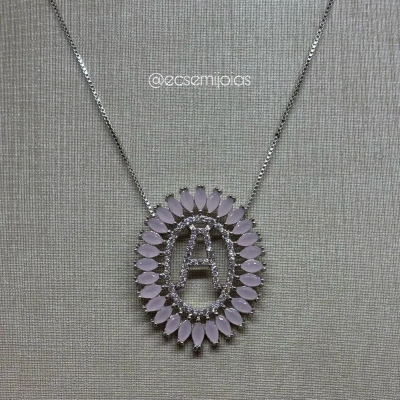 Colar com pingente oval 3,5cm de letra cravejada com bordas de navetes - 41cm + extensor - banhado a ródio branco