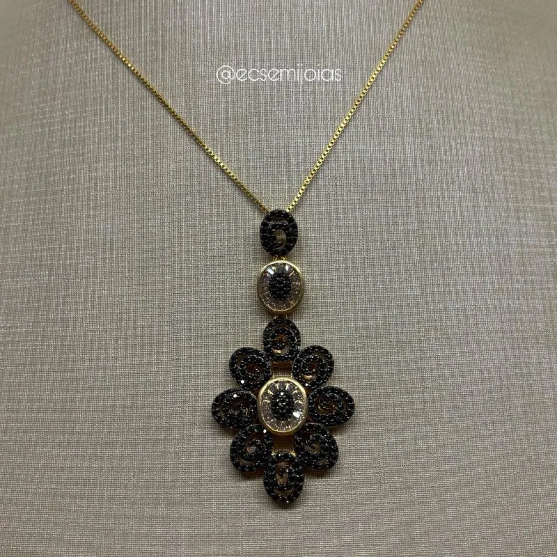 Colar com pingente oval com partes ovais vazadas cravejadas - 45cm + extensor - banhado a ouro 18k