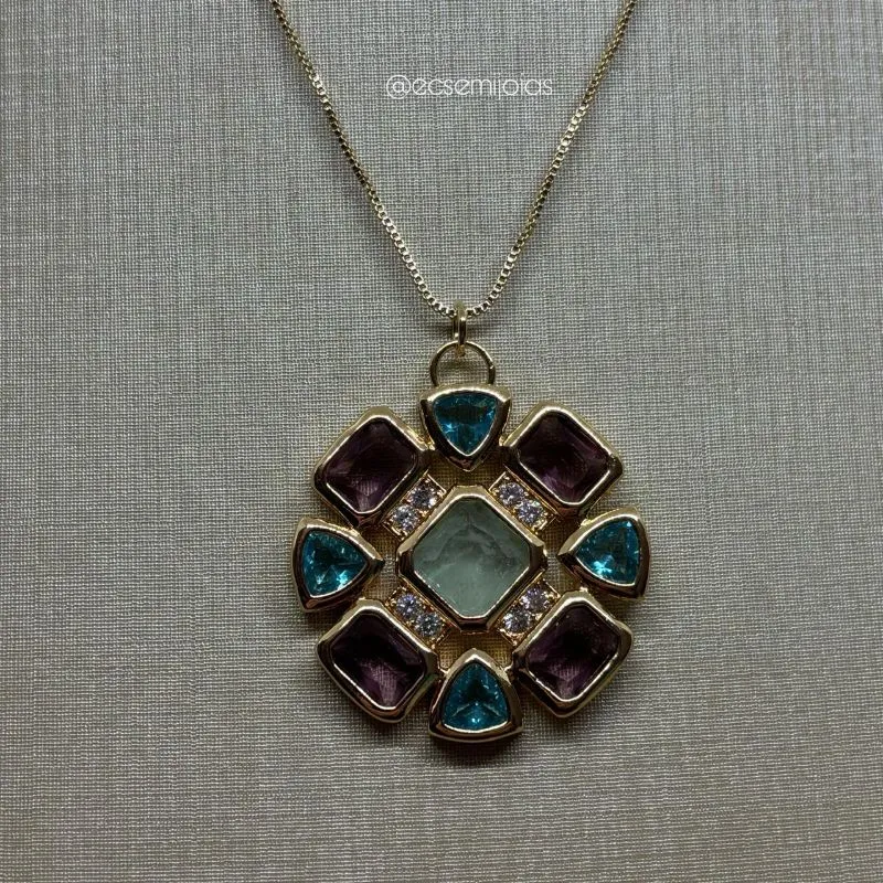 Colar com pingente redondo com pedras quadradas, retangulares e triangulares - 40cm + extensor - banhado a ouro 18k