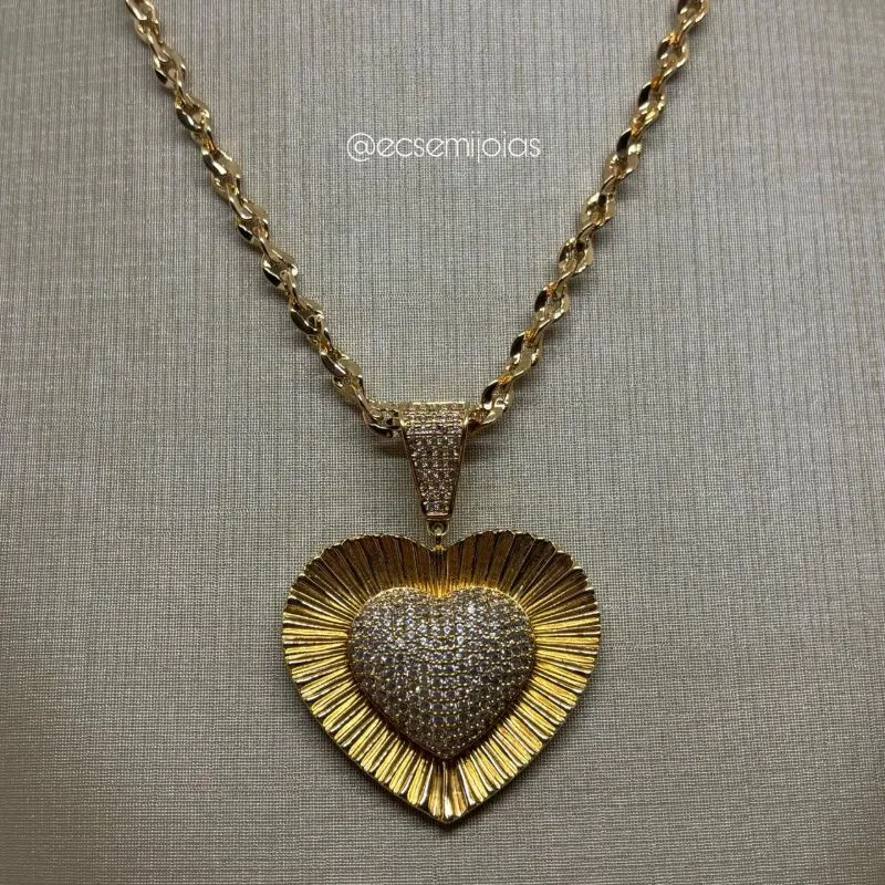 Colar de elos ovais com pingente de coração cravejado com bordas trabalhadas - 60cm - banhado a ouro 18k