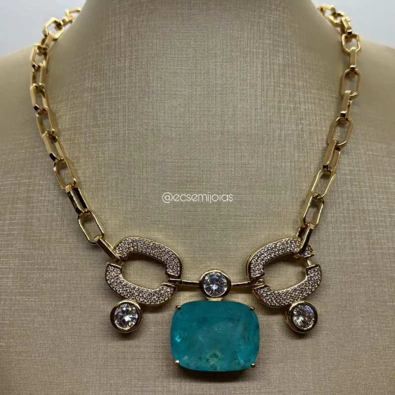 Colar elo cartier com 2 partes retangulares cravejadas e pedra retangular grande no centro - 45cm - banhado a ouro 18k