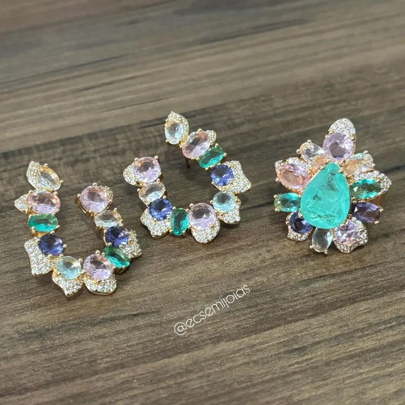 Conjunto de anel com pedra gota grande no centro com zircônias ovais e redondas em volta cravejado nas bordas e brinco espiral com zircônias ovais e redondas cravejado nas bordas - banhado a ouro 18k