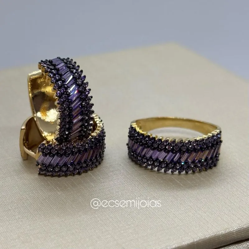 Conjunto de anel e brinco argola com fileira de baguetes no centro cravejado nas bordas - banhado a ouro 18k