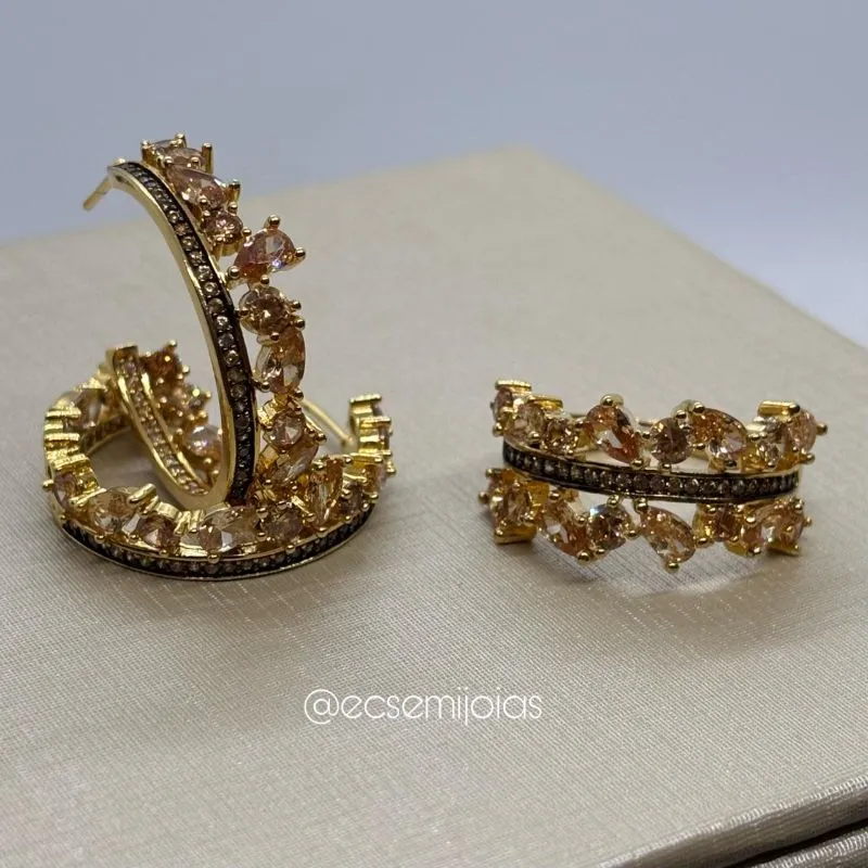 Conjunto de anel e brinco com fileira cravejada e zircônias gotas e redondas maiores - banhado a ouro 18k