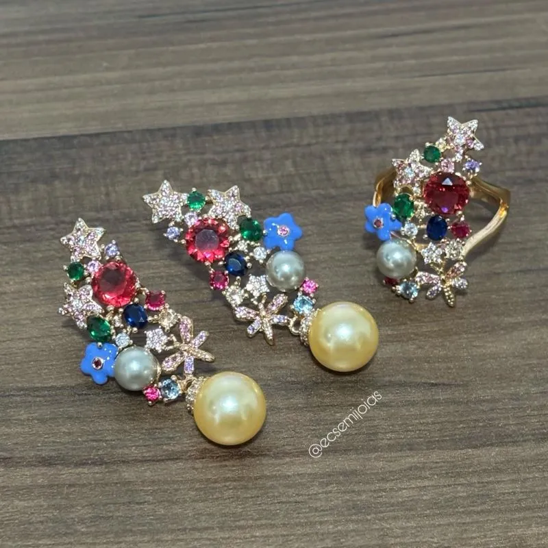 Conjunto de anel e brinco com flores cravejadas e esmaltadas com zircônias maiores e pérolas - banhado a ouro 18k