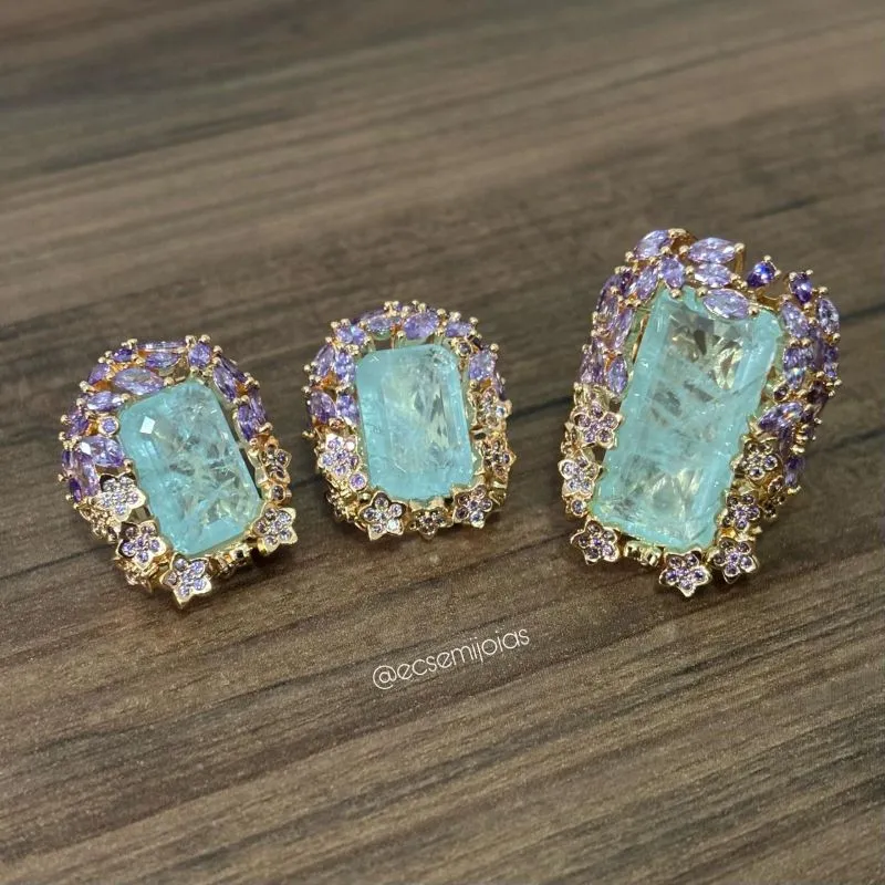 Conjunto de anel e brinco com pedra retangular grande no centro com florzinhas cravejadas em volta e zircônias navetes - banhado a ouro 18k