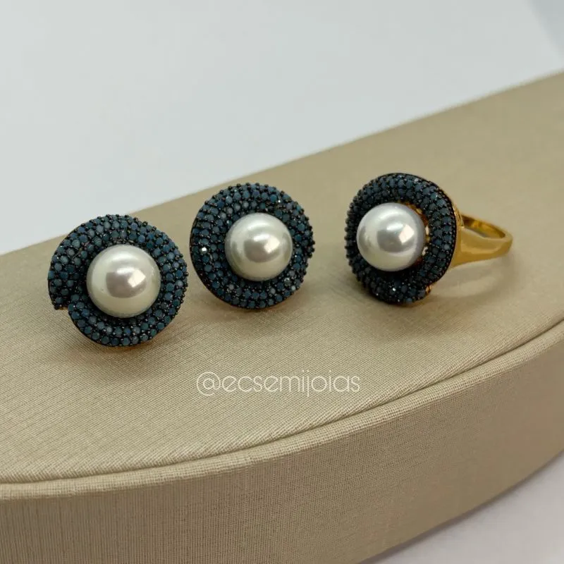 Conjunto de anel e brinco com pérola shell no centro cravejado em volta - banhado a ouro 18k