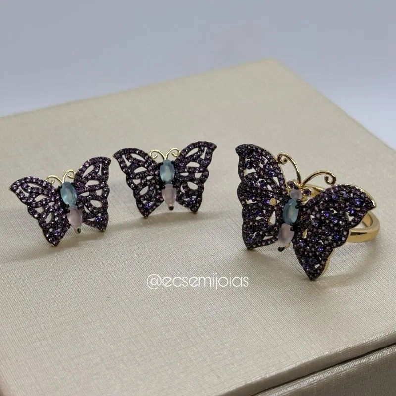 Conjunto de anel e brinco de borboleta com pedras maiores no centro e asas cravejadas - banhado a ouro 18k