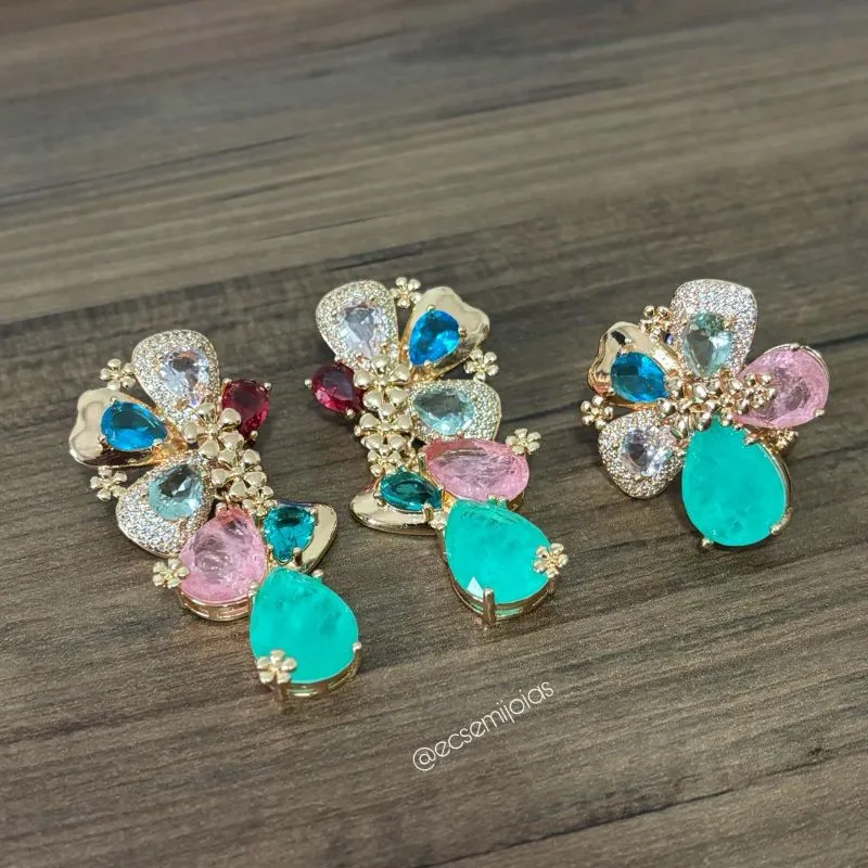 Conjunto de anel e brinco de flor com pedras gotas maiores cravejado em volta - banhado a ouro 18k