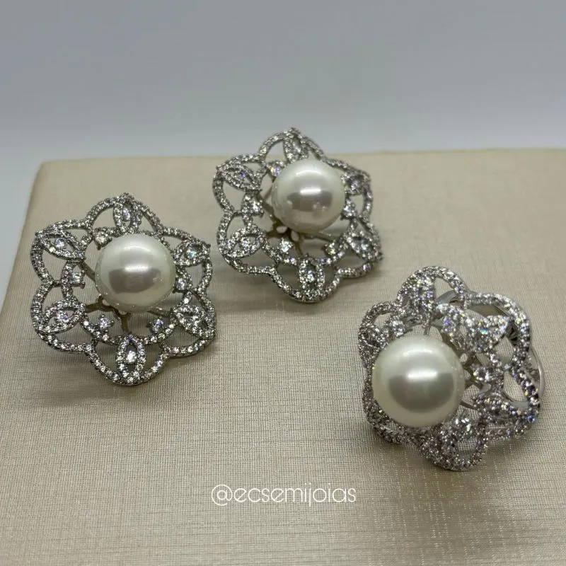 Conjunto de anel e brinco de flor cravejada vazada com pérola no centro - banhado a ródio branco